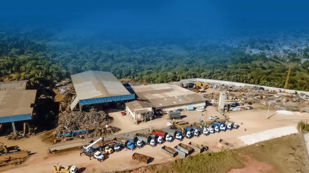 Vista aérea da unidade da Coradin com pátio, caminhões e área de operação para compra e reciclagem de sucata metálica